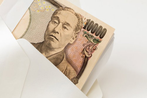 白い封筒に入った萬札の金銭授受シーン
