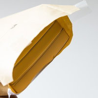 封筒の中身は札束を取り出す手の写真