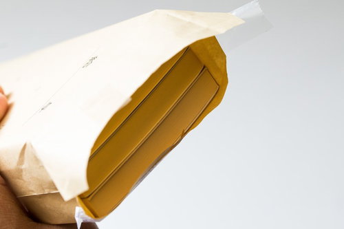 封筒の中身は札束を取り出す手
