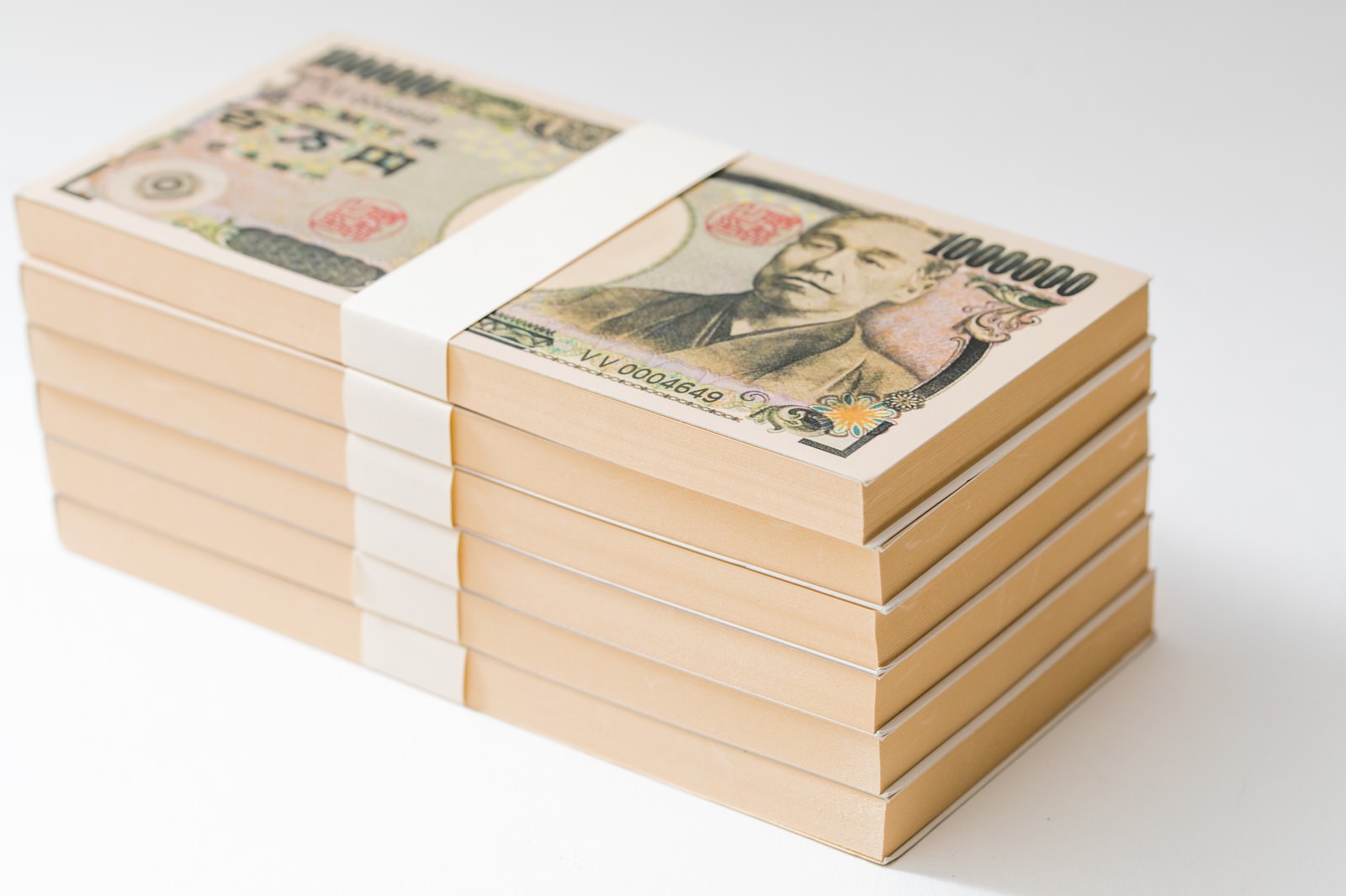 6段に積み重ねられた100万円分の偽札の札束
