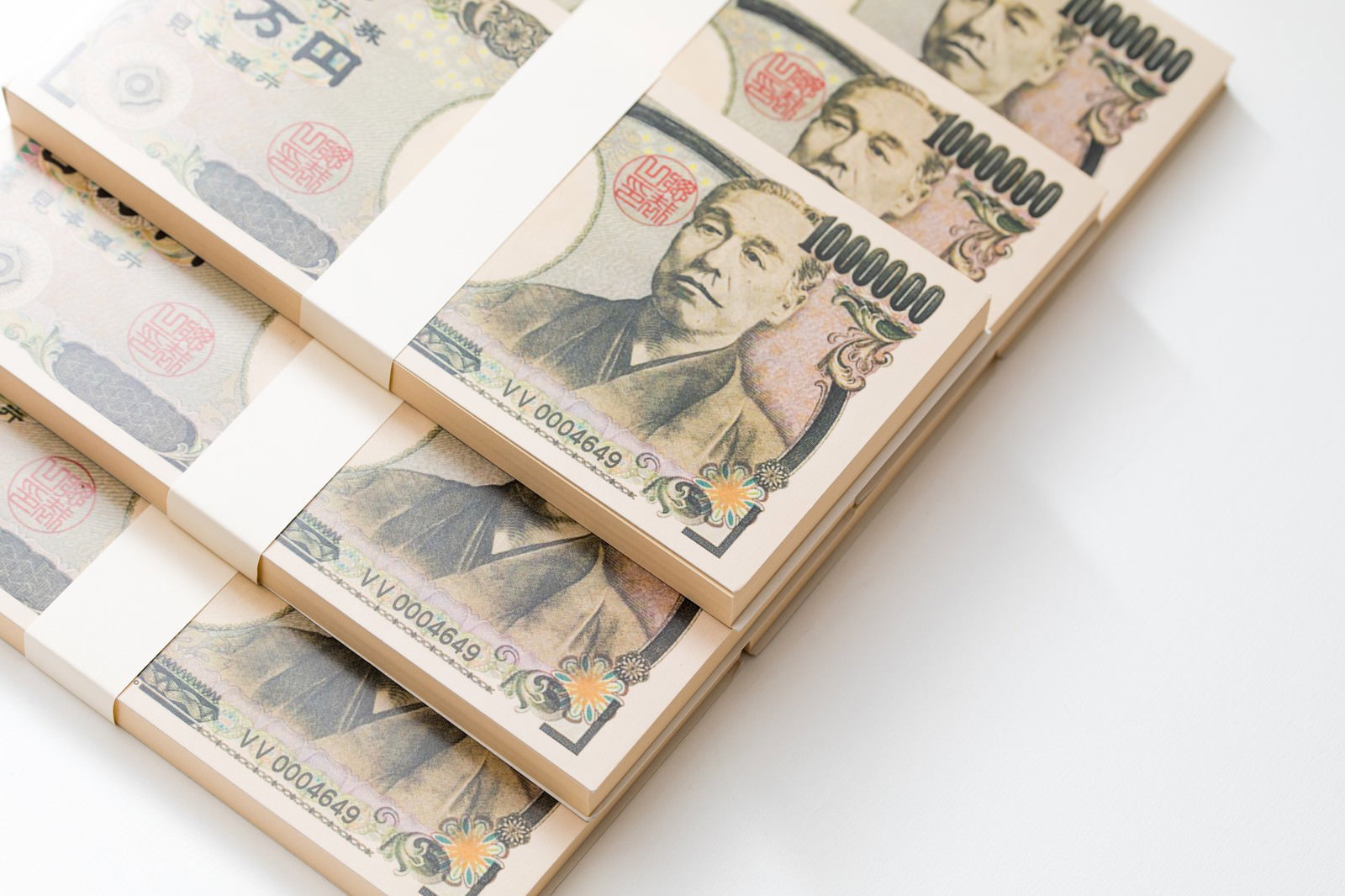 白い背景の上に積み重ねられた偽造の一万円札束