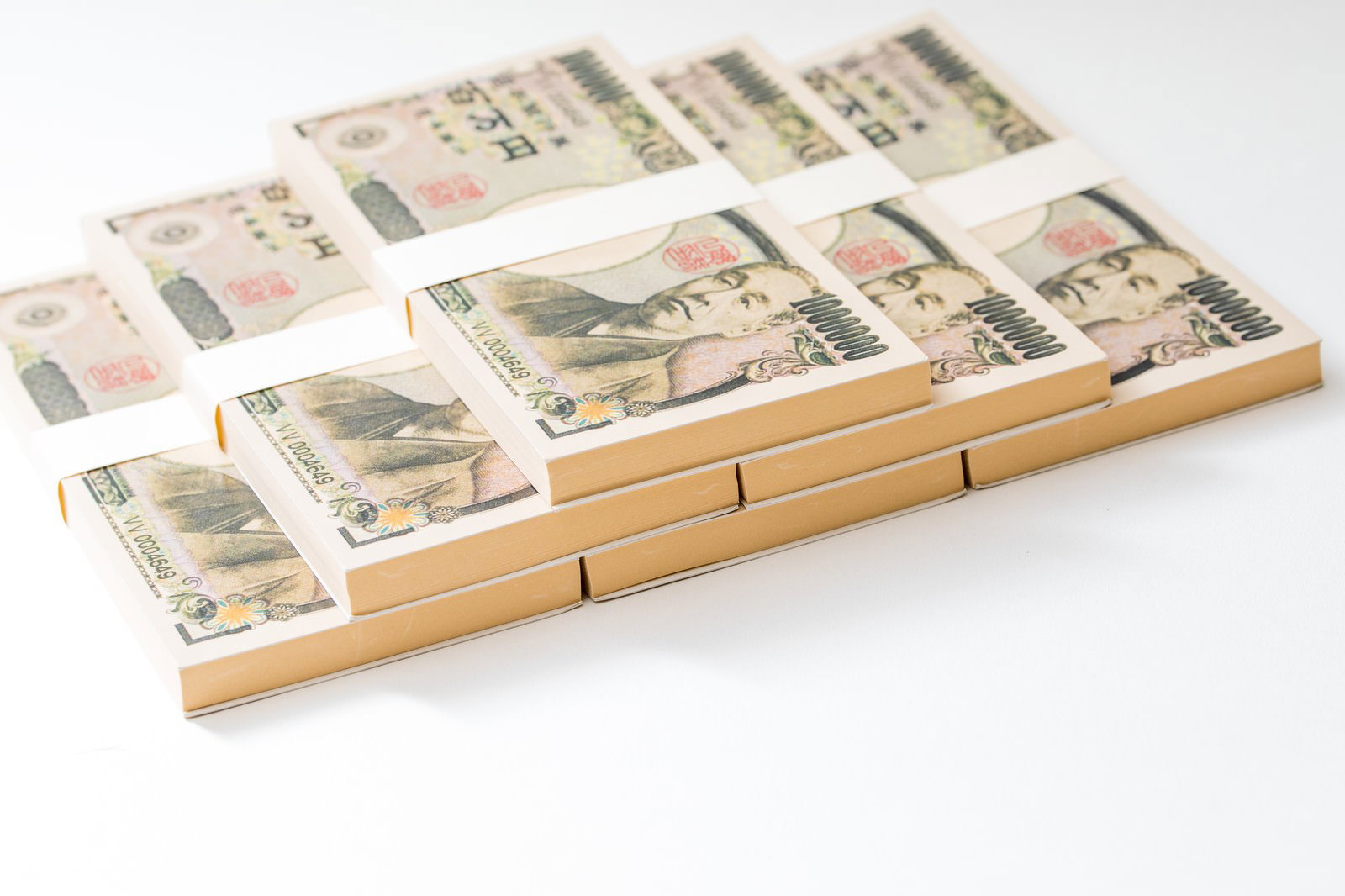 偽札に見立てた箱が扇状に並ぶ