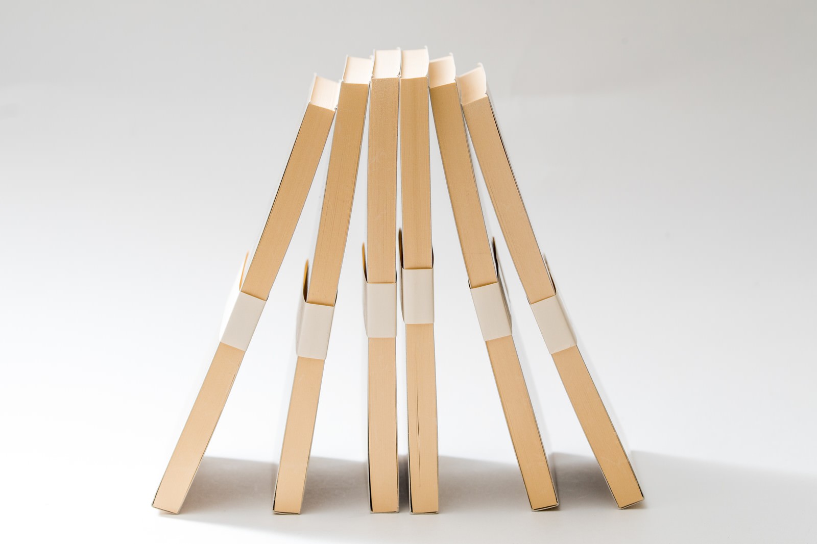 100万円の札束6束が立てて並べられている様子