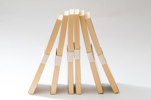 札束が立つ100万円の束6つが並ぶ現金のビジネス