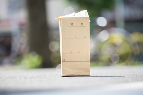 厚みのある給与袋（現物）茶封筒に詰まった現金