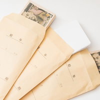 給与袋を開封したら偽札と紙切れだったの写真