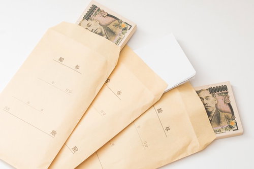 給与袋を開封したら偽札と紙切れだった