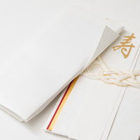 ご祝儀袋の中身が分厚い札束。結婚式のお祝い金の写真