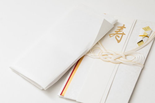 ご祝儀袋の中身が分厚い札束。結婚式のお祝い金