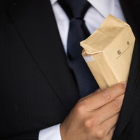 給料もらいすぎて内ポケットに入らないでござる、スーツのビジネスマンの写真