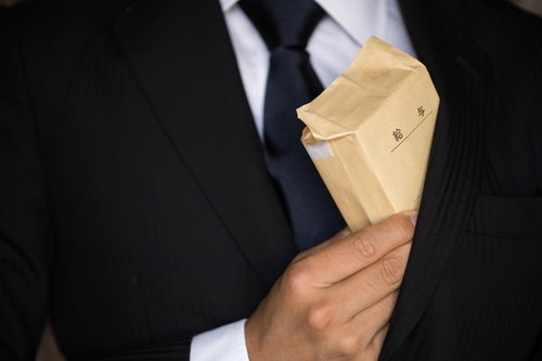 給料もらいすぎて内ポケットに入らないでござる、スーツのビジネスマン