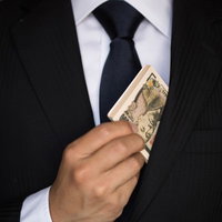 キャッシュ（偽札）をチラつかせるビジネスマンの1万円札の写真