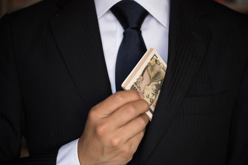 キャッシュ（偽札）をチラつかせるビジネスマンの1万円札