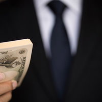 「支払いはキャッシュで」と偽札を手渡すの写真