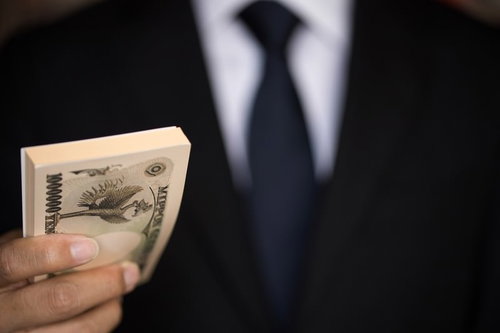 「支払いはキャッシュで」と偽札を手渡す