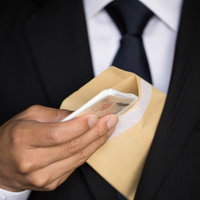 封筒に入った札束、どう見てもパフォーマンスの写真