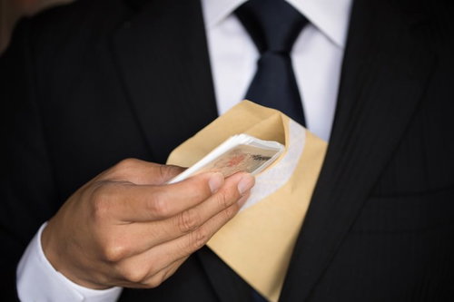 封筒に入った札束、どう見てもパフォーマンス