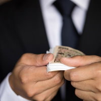 上と下だけ1万円札を使った富豪パフォーマンスの写真