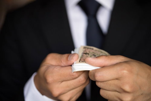 上と下だけ1万円札を使った富豪パフォーマンス