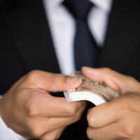 札束を見せつけるも、どう見ても1万円の写真