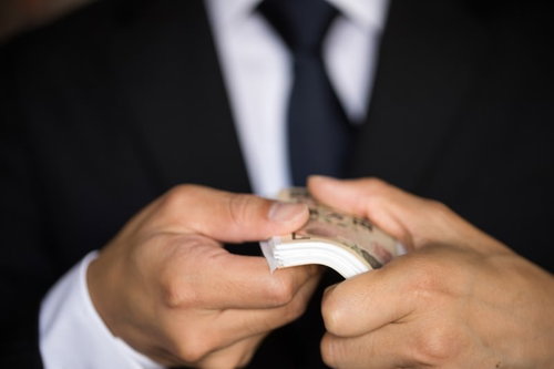 札束を見せつけるも、どう見ても1万円