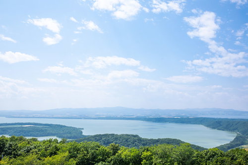 晴れた日の網走湖と周囲の森林