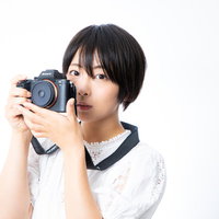 Utulensで撮影するカメラ女子とミラーレスカメラの写真