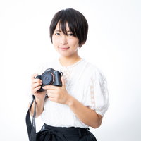 軽量のフルサイズミラーレスはやっぱりα、黒いカメラを両手で持つ女性の写真