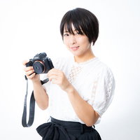 撮った写真を確認して微笑むカメラ女子とデジカメの液晶画面の写真