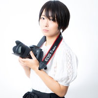 Canon 7D Mark2を手に取る白衣のカメラ女子の写真