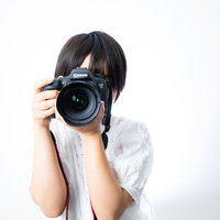 フォトグラファーのSNSアイコンにありがちな、一眼レフで撮影する女性の構図の写真