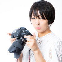 撮影した写真がいまいちだった反応を見せるカメラ女子の写真