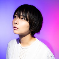 不思議な異空間に迷い込んだショートヘアの女性の写真