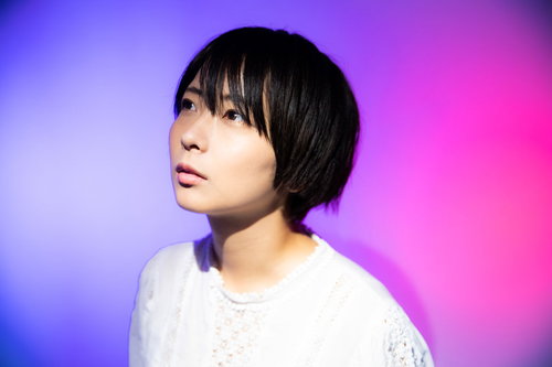 不思議な異空間に迷い込んだショートヘアの女性