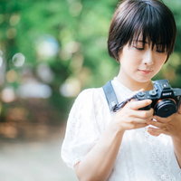 撮影したら、その場で画像を確認するカメラ女子の写真