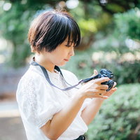 撮影した画像を確認してご満悦のカメラ女子の写真