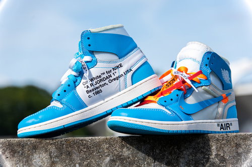 青とオレンジのカラーリングが施されたオフホワイト×ナイキのスニーカー