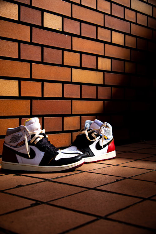 レンガ壁の前に置かれたAIR JORDANのスニーカー