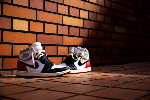 レンガの壁の前に置かれたNIKEのスニーカー