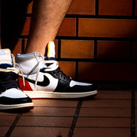 AIR JORDANのスニーカーを履いた足元に差し込む光の写真