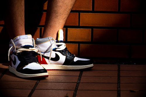 AIR JORDANのスニーカーを履いた足元に差し込む光