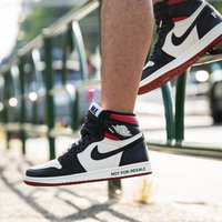 ナイキのエアジョーダンを履いた男性の足元の写真