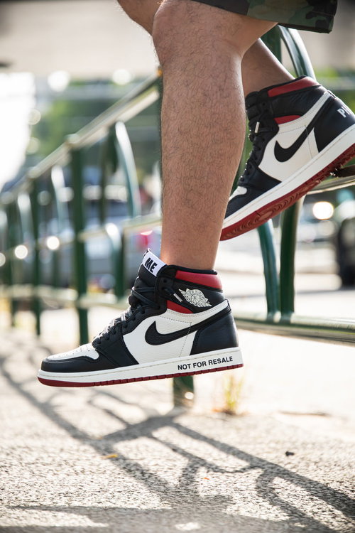 ナイキのエアジョーダンを履いた男性の足元