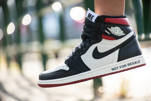 側面から見たエアジョーダン1スニーカーのシューズ