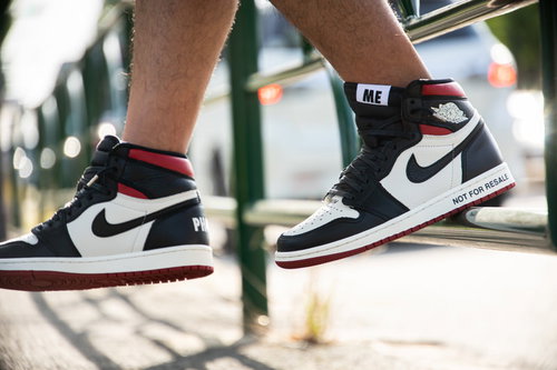 黒と白のエアジョーダン1を履いたストリートファッションの足元
