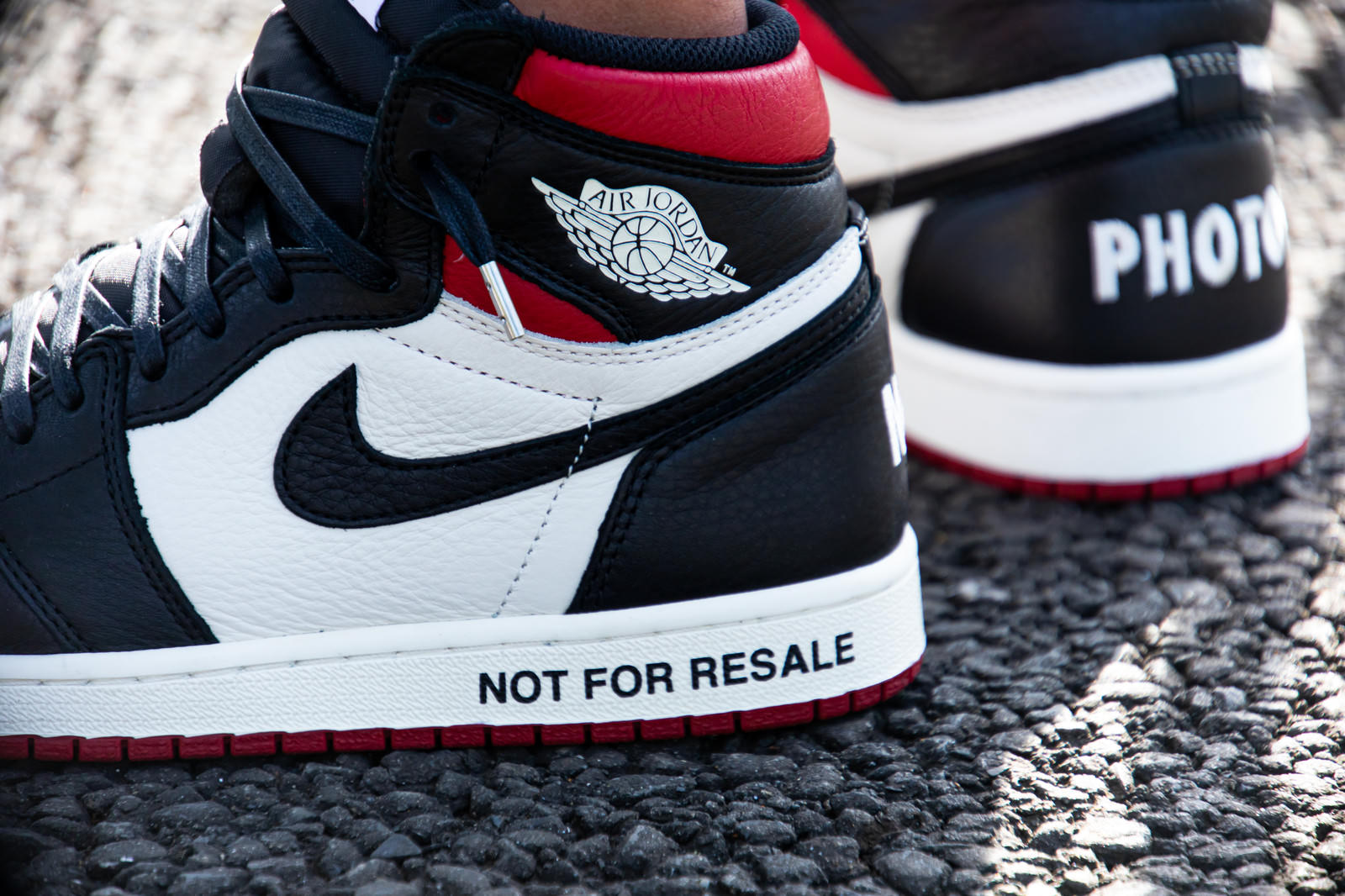黒と白のNIKEエアジョーダン1スニーカー、NOT FOR RESALEの文字入り