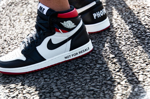 希少なエアジョーダン1スニーカーとアスファルトに伸びる影