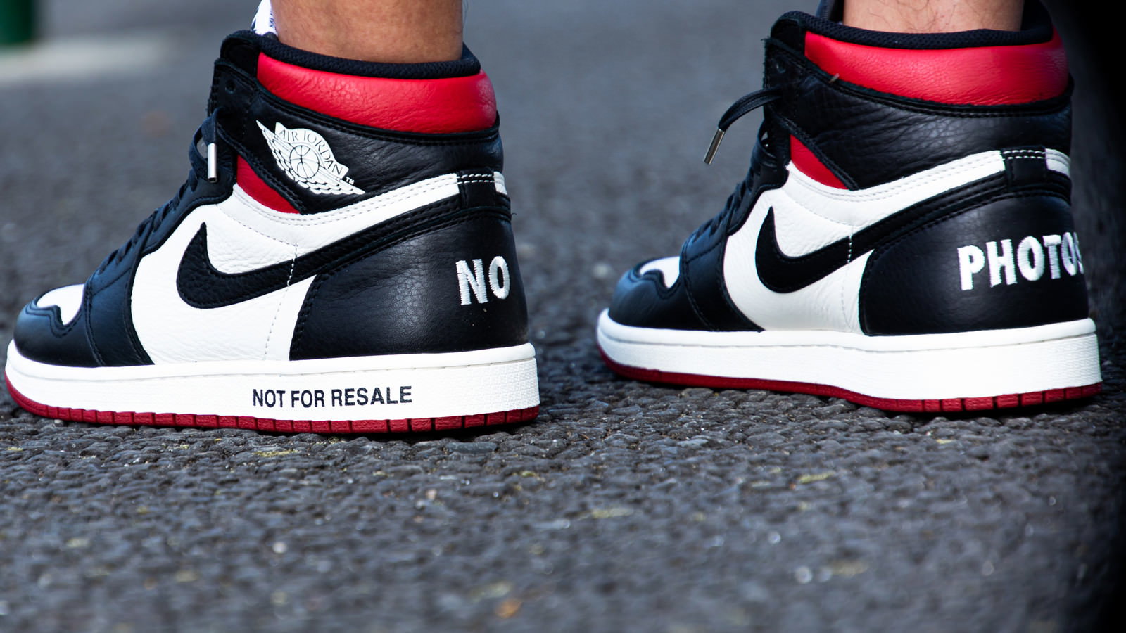 後ろから撮影したNIKEエアジョーダンスニーカーの足元