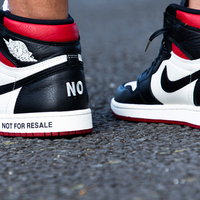 後方からみたNIKEのエアジョーダンスニーカーの写真