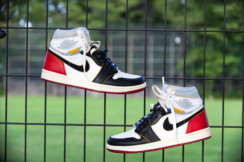 フェンスに吊るしたNIKEのエアジョーダン1スニーカー